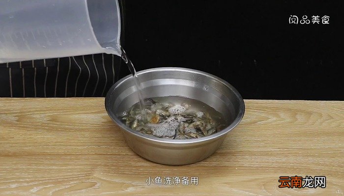 双椒炒小鱼仔 双椒炒小鱼仔的做法