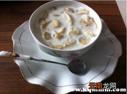 牛奶和香蕉一起煮有什么功效,纯牛奶煮香蕉的功效与作用
