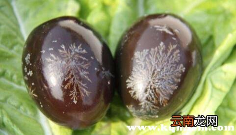 如何判断松花蛋坏了,皮蛋过期是什么样子