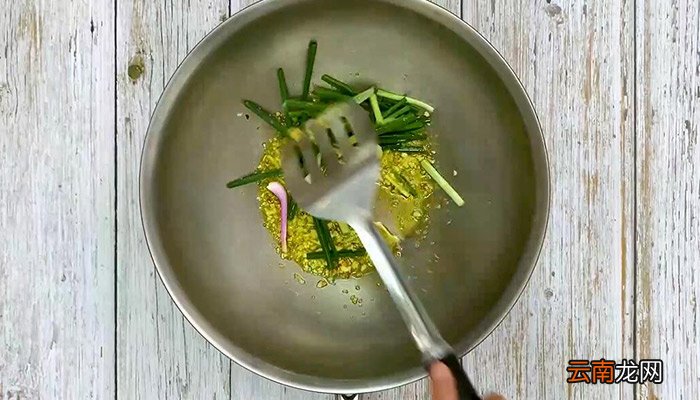 蒜香焖面做法 蒜香焖面怎么做