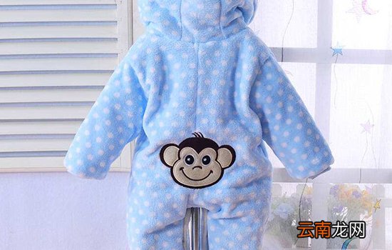 冬天宝宝穿连体衣好还是分体衣好 需根据场景选择衣服