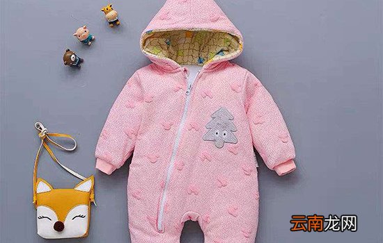 冬天宝宝穿连体衣好还是分体衣好 需根据场景选择衣服