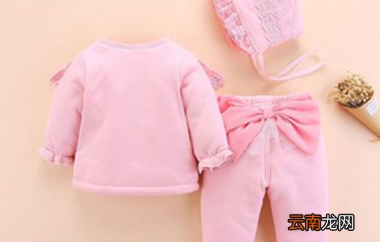冬天宝宝穿连体衣好还是分体衣好 需根据场景选择衣服