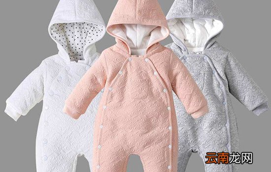 冬天宝宝穿连体衣好还是分体衣好 需根据场景选择衣服