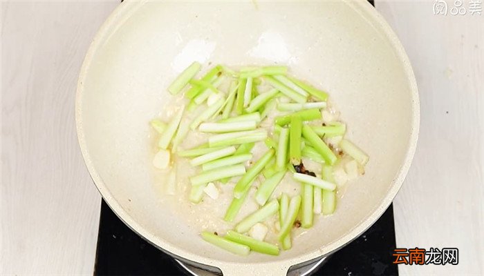 鱿鱼炒芹丝怎么做 鱿鱼炒芹丝的做法