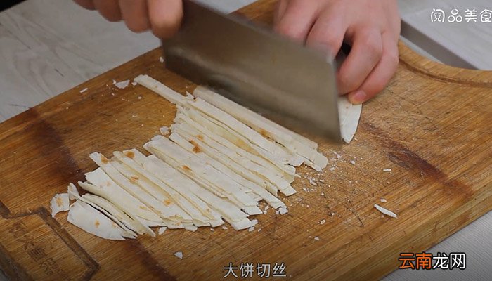 圆白菜焖饼条 圆白菜焖饼条怎么做