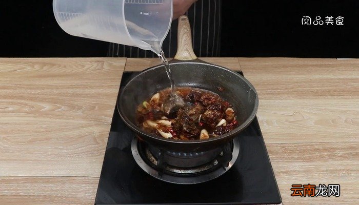 酱炖豆角脊骨怎么做 酱炖豆角脊骨怎么做好吃