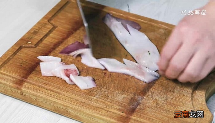 甜椒炒鲜鱿怎么做 甜椒炒鲜鱿的做法