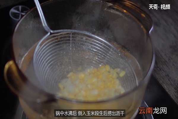 三色炒虾仁的做法