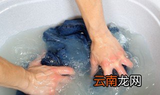 水晶泥粘在衣服上怎么把它快速去除? 快速去除粘在衣服上的水晶泥方法