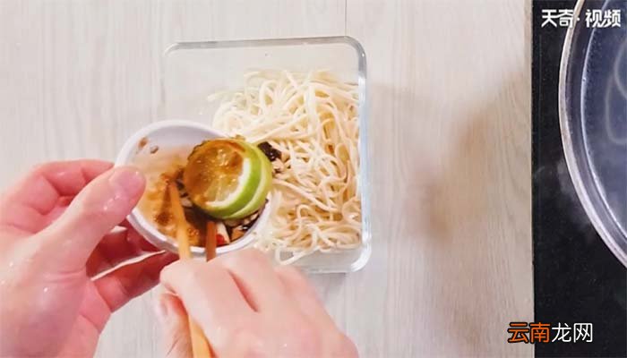 青柠鸡胸柠檬凉面的做法 青柠鸡胸柠檬凉面怎么做