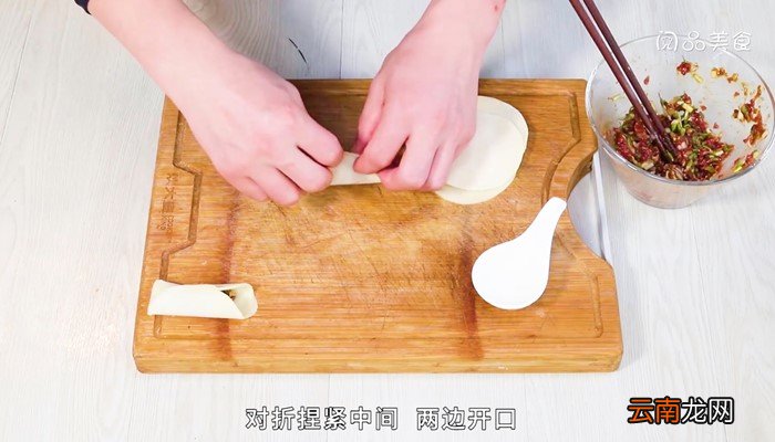 牛肉槐花锅贴怎么做 牛肉槐花锅贴的做法