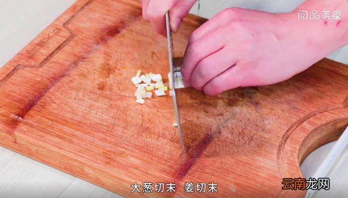 牛肉槐花锅贴怎么做 牛肉槐花锅贴的做法