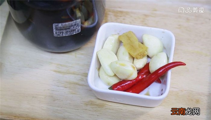 双椒糖醋蒜怎么做 双椒糖醋蒜的做法
