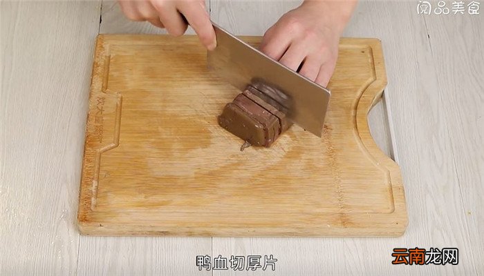 川菜水煮三鲜怎么做 川菜水煮三鲜的做法