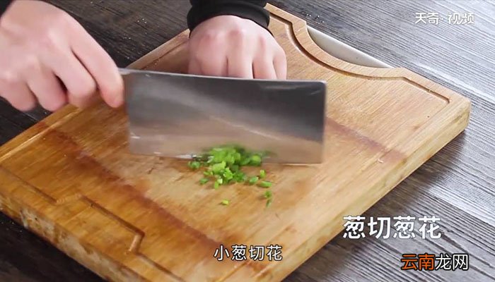 黄花菜炒木耳丝怎么做 黄花菜炒木耳丝