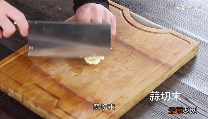 黄花菜炒木耳丝怎么做 黄花菜炒木耳丝