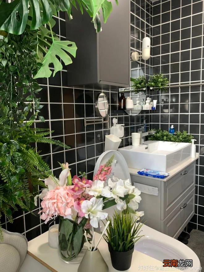 看腻了极简风，这个4.5㎡黑白小浴室，越看越喜欢