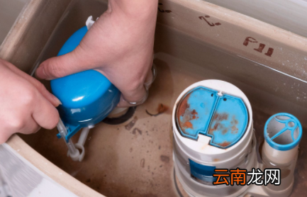 厕所马桶水箱漏水怎么处理方法-马桶水箱漏水水流哪里去了