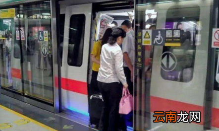 地铁门夹人是常事吗-如果地铁门夹到了人会不会松开