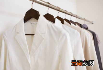 新衣服泡盐水要多少盐-新衣服用盐水泡了还要用洗衣液吗
