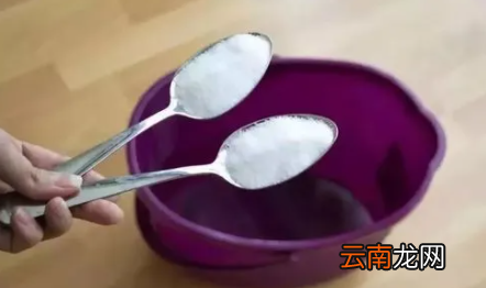 新衣服泡盐水要多少盐-新衣服用盐水泡了还要用洗衣液吗