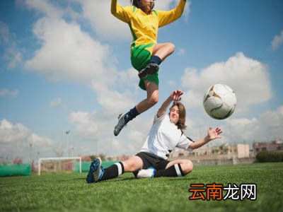 踢足球前如何拉伸上肢肌肉