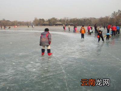滑冰时的护膝怎么戴