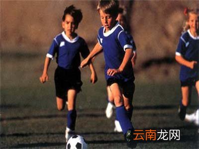 踢足球腿会变形吗