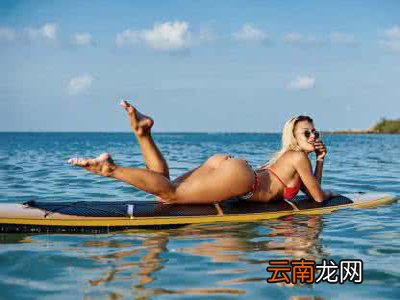 如何站在冲浪板上