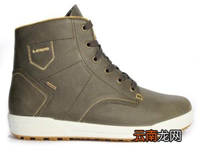 登山鞋配运动装好看吗