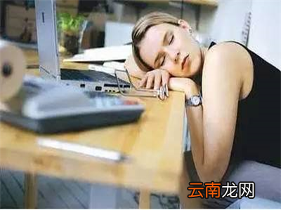 打羽毛球影响视力吗