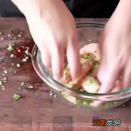 虾最好吃的做法 这道蒜蓉大虾你学会了么