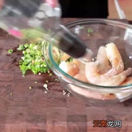 虾最好吃的做法 这道蒜蓉大虾你学会了么
