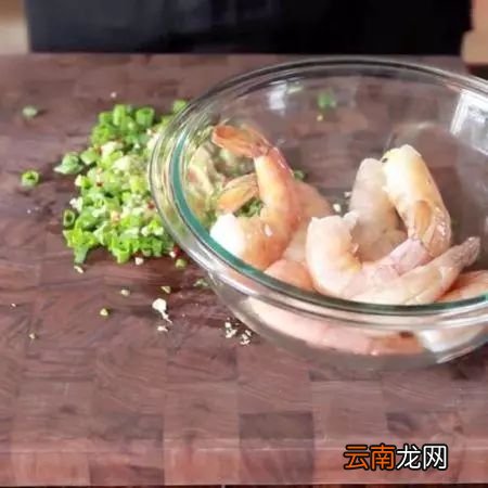 虾最好吃的做法 这道蒜蓉大虾你学会了么