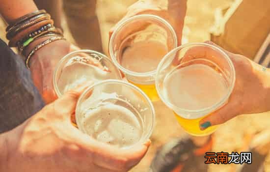 中暑能喝啤酒吗 喝冰啤酒反而会加重暑症