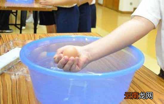生鸡蛋为什么捏不碎 煮熟后蛋壳易碎