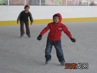 滑冰时的护具怎么穿