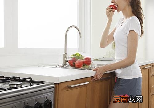 腋毛一个毛孔长好几根,腋下脱毛留有毛根黑点
