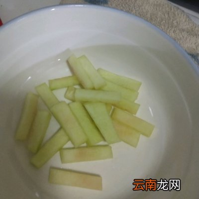西瓜皮最香的吃法 西瓜皮的做法