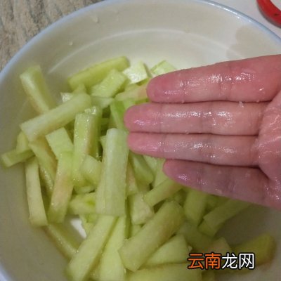 西瓜皮最香的吃法 西瓜皮的做法
