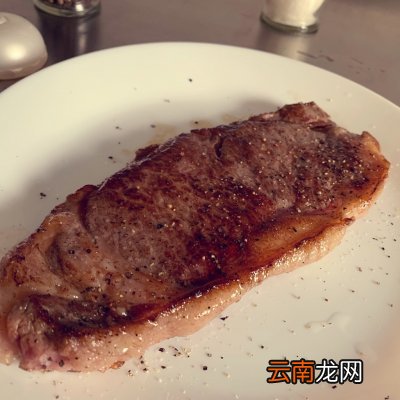 如何煎出外焦里嫩的西冷牛排 煎牛排的家常做法