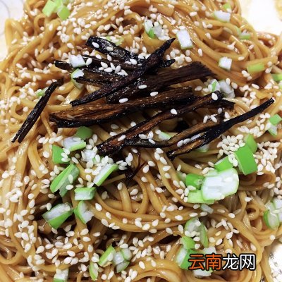 香喷喷的葱油拌面这样做实在太美味 葱油拌面的家常做法