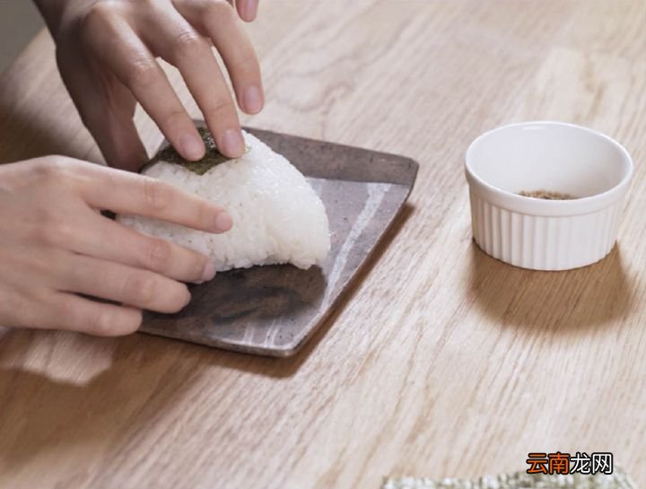 教你做不沾手吞拿鱼饭团 吞拿鱼饭团的家常做法