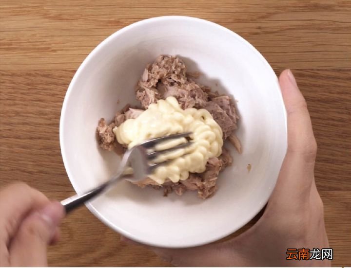 教你做不沾手吞拿鱼饭团 吞拿鱼饭团的家常做法