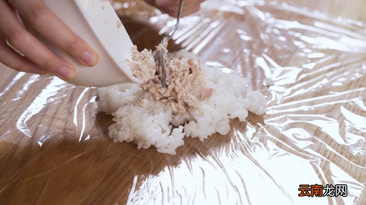 教你做不沾手吞拿鱼饭团 吞拿鱼饭团的家常做法