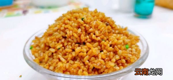 百吃不腻的酱油炒饭教程 酱油炒饭的做法