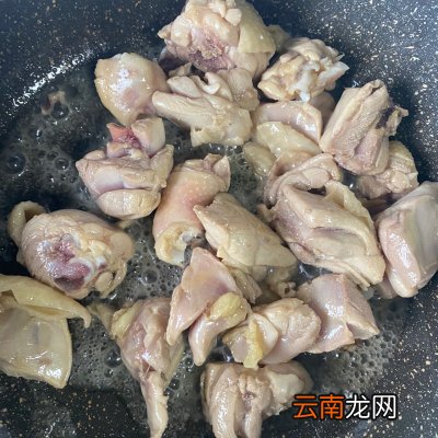 家喻户晓的土豆烧鸡块 土豆炖鸡的家常做法