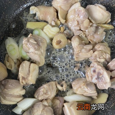 家喻户晓的土豆烧鸡块 土豆炖鸡的家常做法
