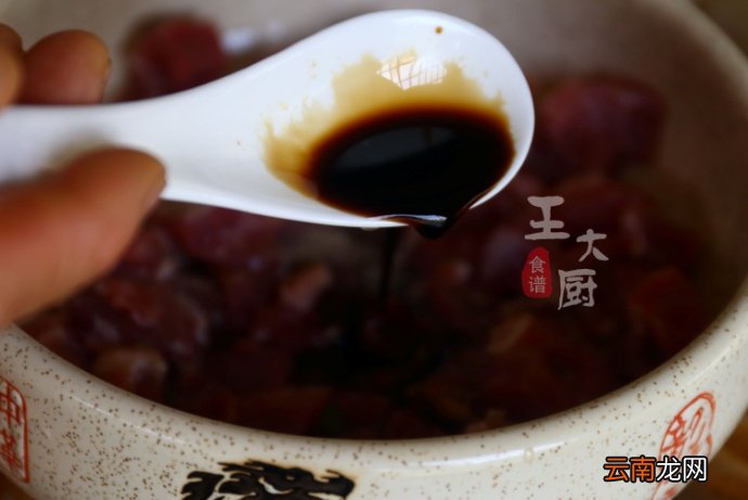 黑蒜仔牛肉粒的家常做法 牛肉粒的家常做法
